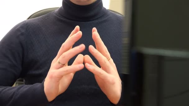 Handen van een zakenman met een driehoek gevouwen — Stockvideo