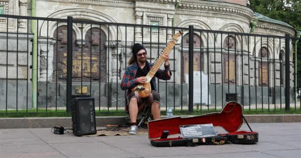Musicien de rue joue de l'instrument — Video