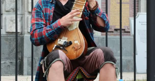 Le musicien accorde les cordes d'un sitar d'instrument de musique arraché — Video