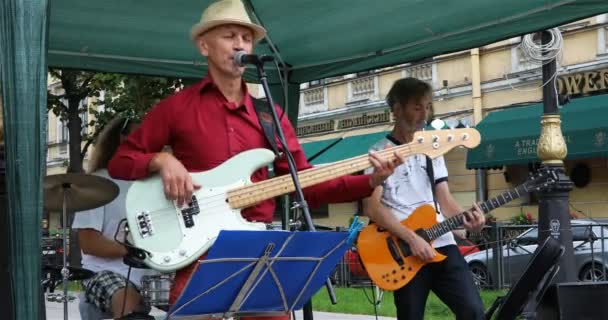 Straßenmusiker spielen Instrumente für Passanten — Stockvideo