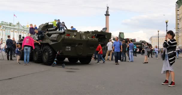 町の広場で軍事機器の展示会 — ストック動画