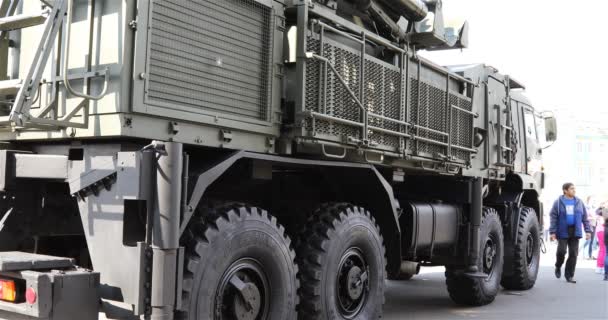 Turistas ven equipo militar militar en la exposición — Vídeo de stock