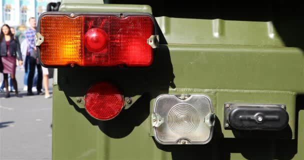 軍の戦闘車両のヘッドライトと標識灯 — ストック動画