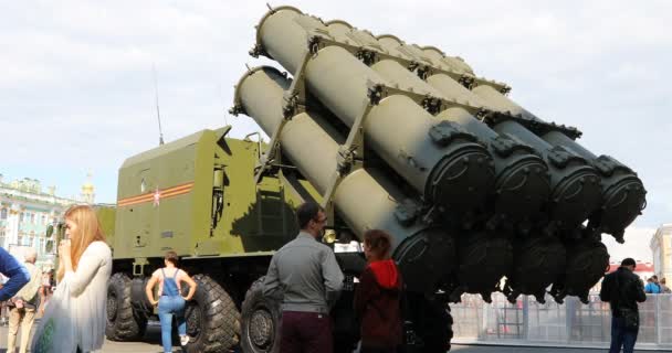 Passants étudier le système de missiles anti-aériens à l'exposition — Video