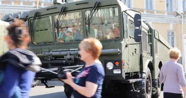 Russia San Pietroburgo Settembre 2018 Turisti Che Visitano Autoblindo Militare — Video Stock