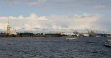 Neva Nehri boyunca gemi Peter ve Paul Fortress arka plan üzerinde geçer.