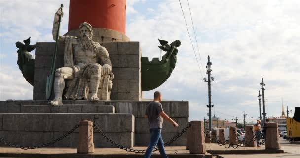 Un hombre pasa por el pie de la Columna Rostral — Vídeos de Stock