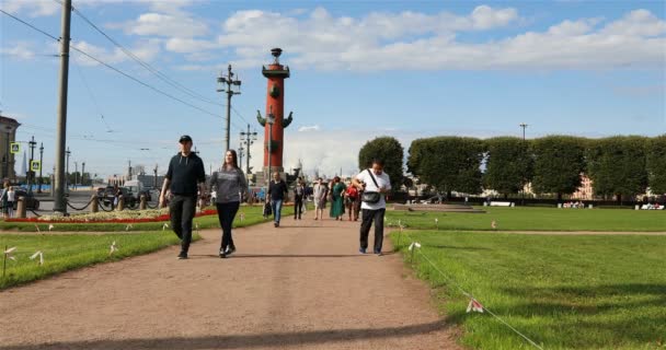 Turistas caminando sobre el fondo de la Columna Rostral — Vídeos de Stock