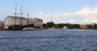 Neva Nehri'nden gemiye Uçan Hollandalı'yı göster