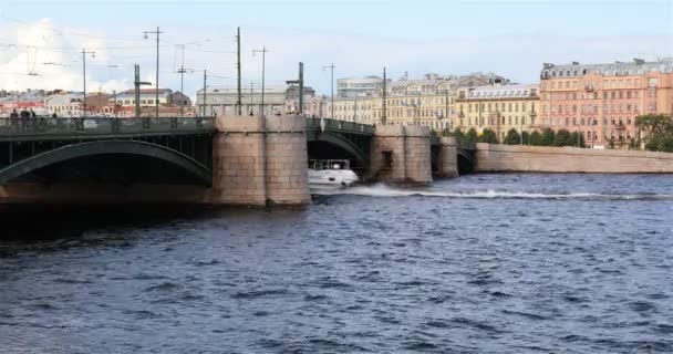 Вид с реки на пирсы моста — стоковое видео