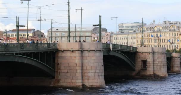 Vista desde el río hasta el puente — Vídeo de stock