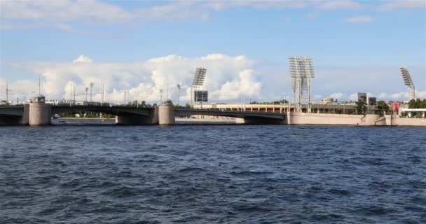 Uitzicht vanaf de rivier naar het stadion — Stockvideo