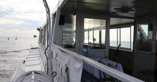 Uitzicht vanaf het dek naar de boeg van het schip — Stockvideo