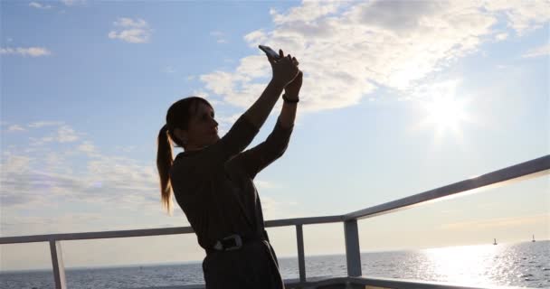 Das Mädchen wird auf dem Deck des Schiffes fotografiert — Stockvideo