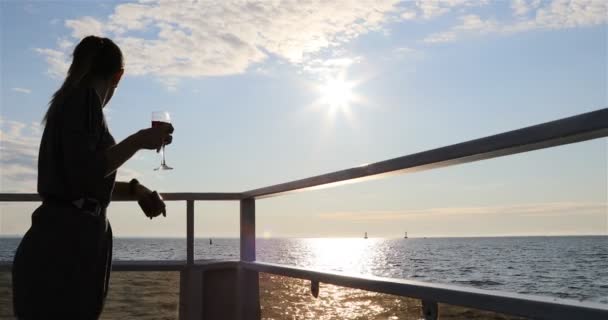 Ein Mädchen Trinkt Rotwein Deck Eines Motorschiffs — Stockvideo