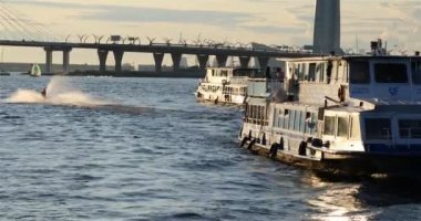 turist gemileri nehir boyunca geçmek