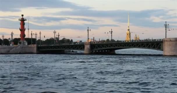 ロシア サンクトペテルブルグ 2018 日ダブル デッキ モーター船を渡す橋近くの川 — ストック動画