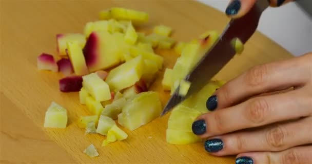 Gekookte aardappelen gesneden in blokjes voor salade — Stockvideo