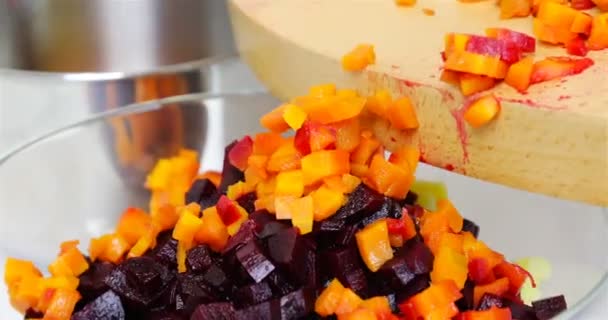 Cocinar zanahorias hervidas en ensalada de verduras — Vídeos de Stock