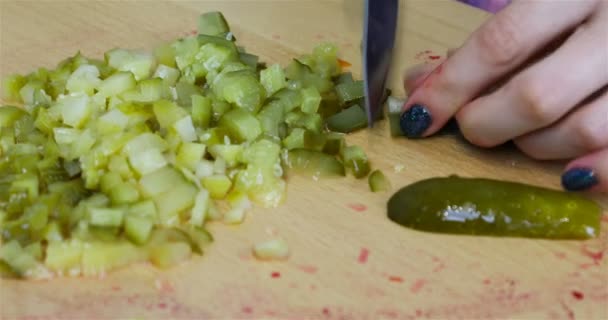 Knife edge cuts cucumber slices into cubes — Stock Video