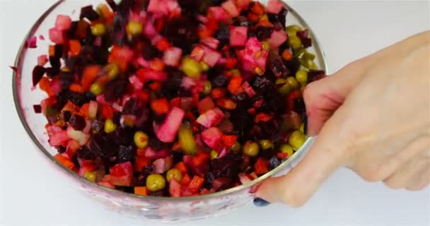 Tutti gli ingredienti di insalata sono mescolati accuratamente con un cucchiaio — Video Stock