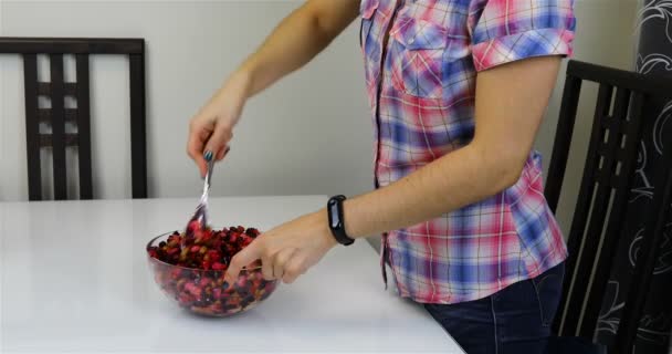 Salade Van Meisje Mixen Met Een Lepel Een Glazen Kom — Stockvideo