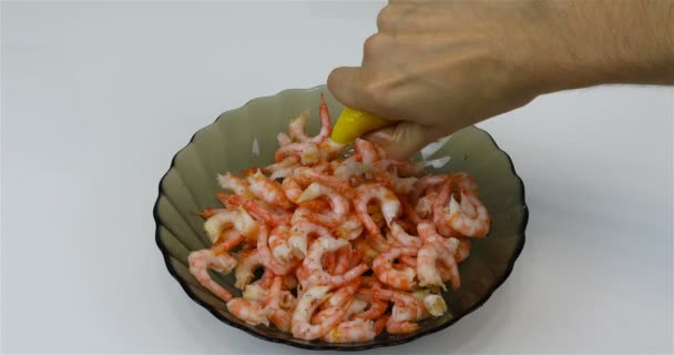 Crevettes pelées prêtes à l'emploi arrosées de jus de citron — Video