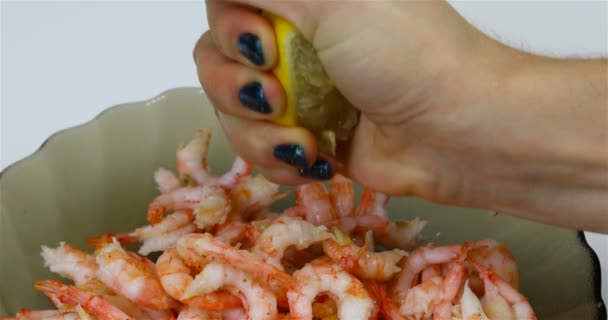 Mano hembra exprime jugo de limón en gambas rey — Vídeos de Stock