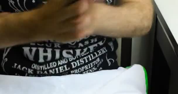 En man gör sig själv en injektion i buken. Snabba skott — Stockvideo