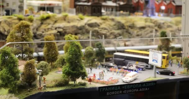 Beweging van de trein op het model van de stad "grens Europa-Azië" — Stockvideo