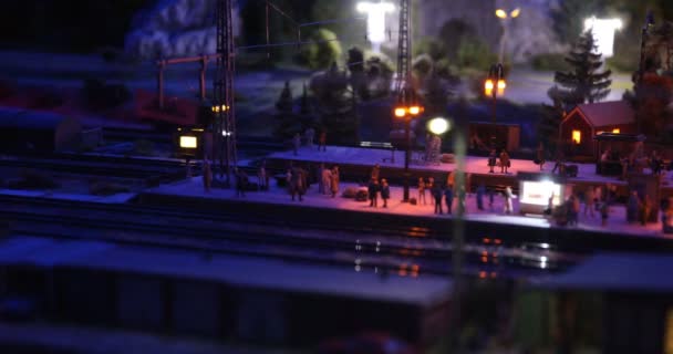 Människor på plattformen förväntar tåget att anlända på natten — Stockvideo