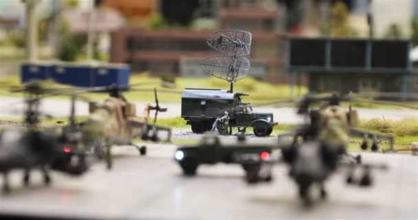 Kiállítás a katonai helikopterek és a járművek — Stock videók