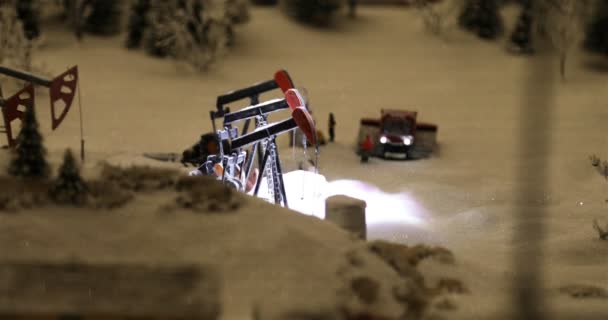 Olie pompen eenheid werkt 's nachts in de sneeuwlaag — Stockvideo