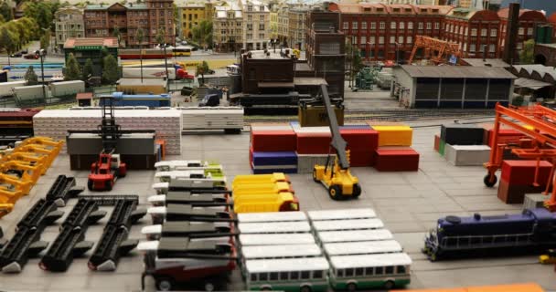 Парковка новых автомобилей, автобусов и контейнеров — стоковое видео
