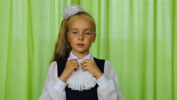 Meisje rechtmaakt witte lace strik op school uniform — Stockvideo