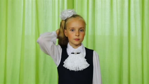 Školačka narovná její blond vlasy s pravou rukou — Stock video