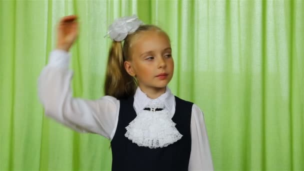 Першокласник в шкільній формі штрихає хвіст світлого світлого світлого волосся — стокове відео