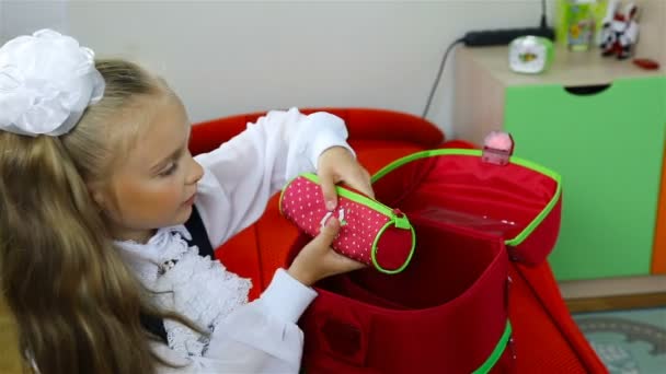 Una Colegiala Saca Estuche Lápiz Una Mochila Dos Rotuladores Multicolores — Vídeo de stock