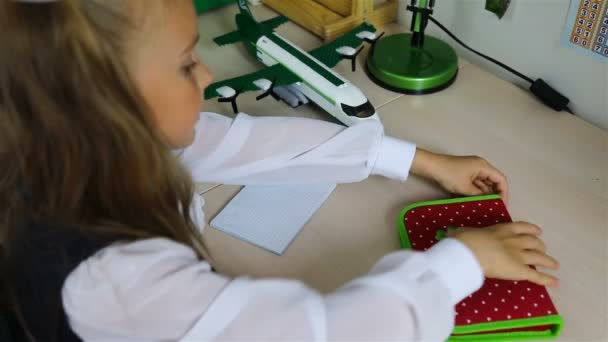 女の子がペンシル ケースを開き、図面の簡単な鉛筆を取り出す — ストック動画