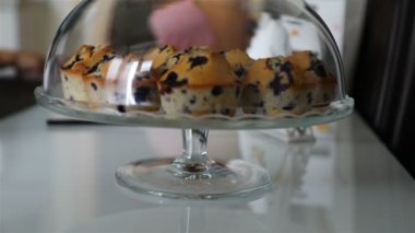 kek bir cam bir kapak ile kapalı stand.