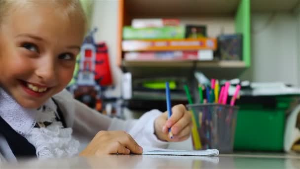 Light brown girl laughs at the fact that she draws — Stock Video