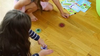 kızlar katta çok renkli spinners spin