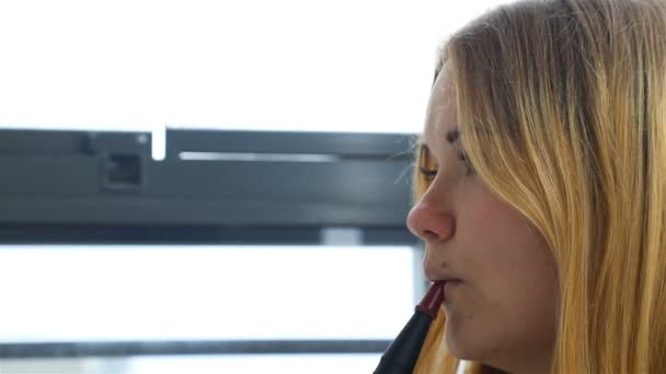 Девушка расслабляется после курения кальян — стоковое видео