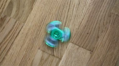 bükülmüş yeşil spinner durur