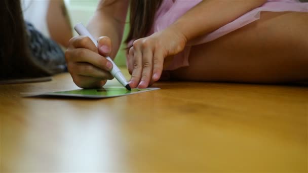 La jeune fille peint des triangles avec un marqueur noir — Video