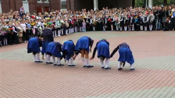 Las colegialas están bailando en la asamblea escolar — Vídeo de stock