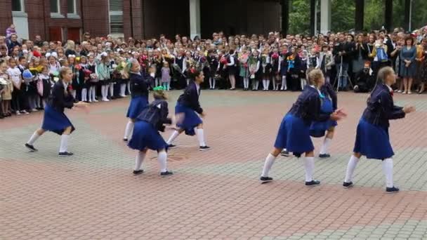 De meisjes in blauwe jurken dansen vrolijke dans — Stockvideo