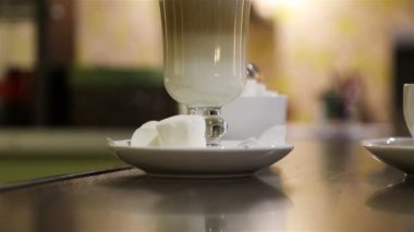 Barmen bar sayacıbitmiş İrlanda kahvesi aşağı itiyor