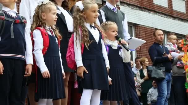 Den första-grader recitera dikten på hennes första skola församling — Stockvideo