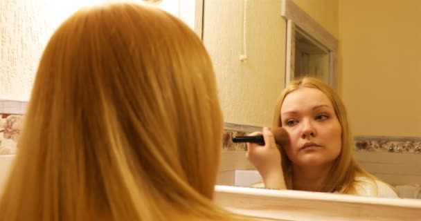 La chica está poniendo toques finales de su maquillaje — Vídeos de Stock